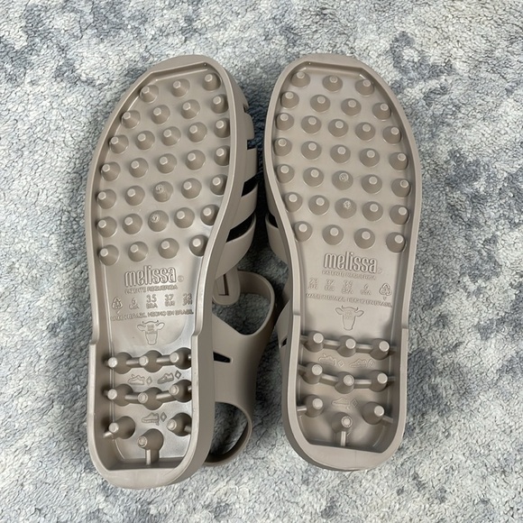 NIB Melissa Possession Fisher Jelly Sandals Gray Beige Sz 6 - Picture 12 of 14